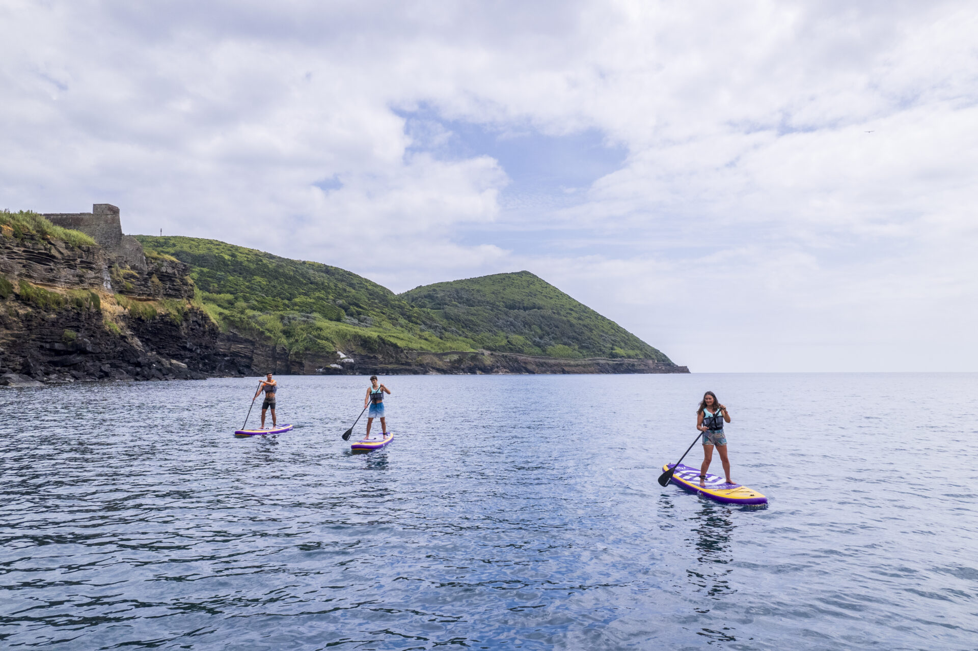 Discover the coast of the island by kayak, stand up or even venture out sometimes on foot and sometimes swimming through the coasteering activity.